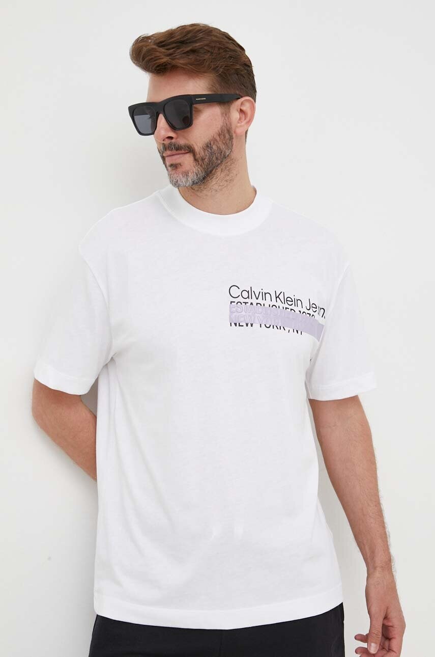 

Памучна тениска Calvin Klein Jeans в бяло с принт, Бял