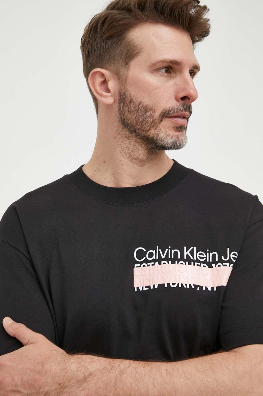 

Памучна тениска Calvin Klein Jeans в черно с принт, Черен