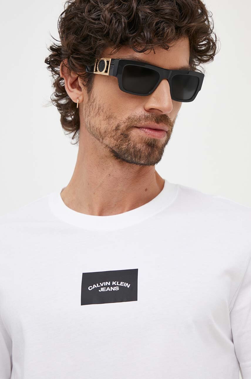 

Памучна тениска Calvin Klein Jeans в бяло с принт, Бял