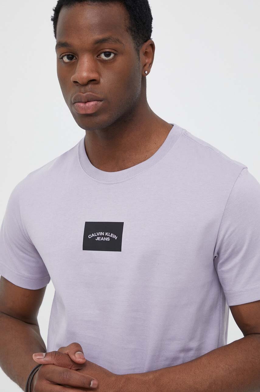 

Памучна тениска Calvin Klein Jeans в лилаво с принт, Виолетов