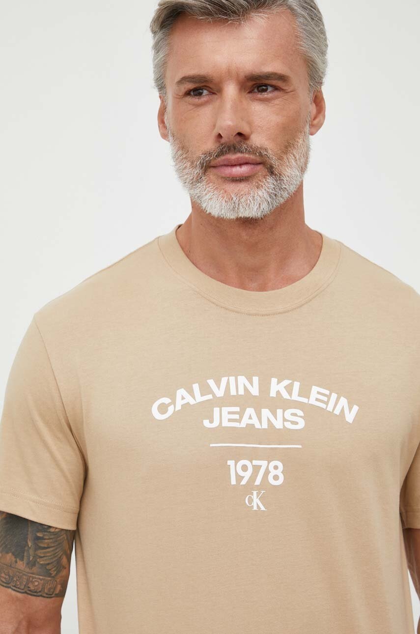 

Памучна тениска Calvin Klein Jeans в бежово с принт, Бежов