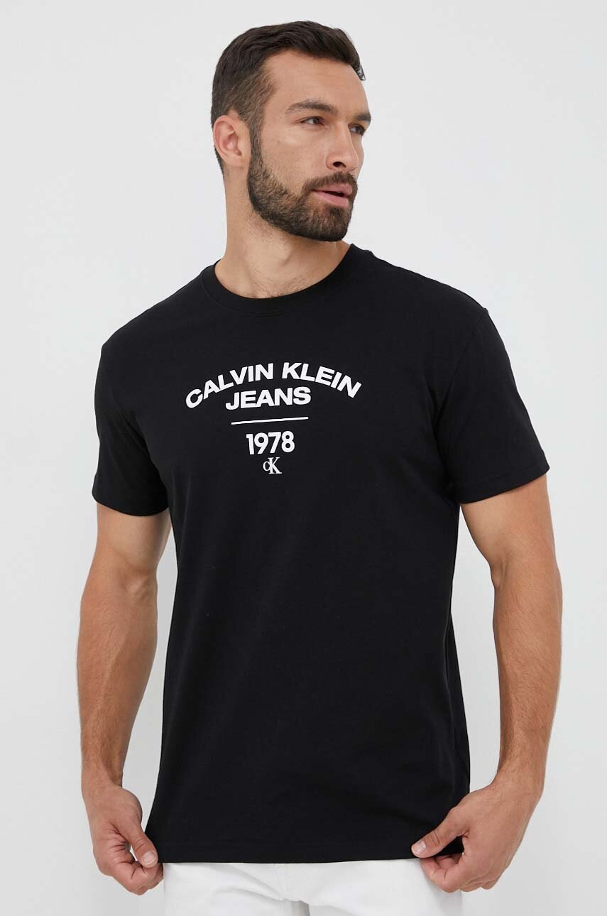 

Памучна тениска Calvin Klein Jeans в черно с принт, Черен
