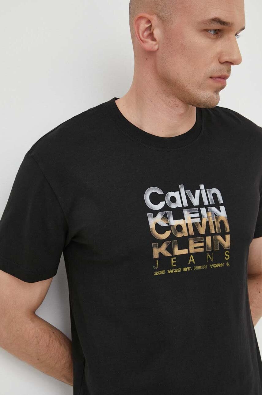 

Памучна тениска Calvin Klein Jeans в черно с принт, Черен