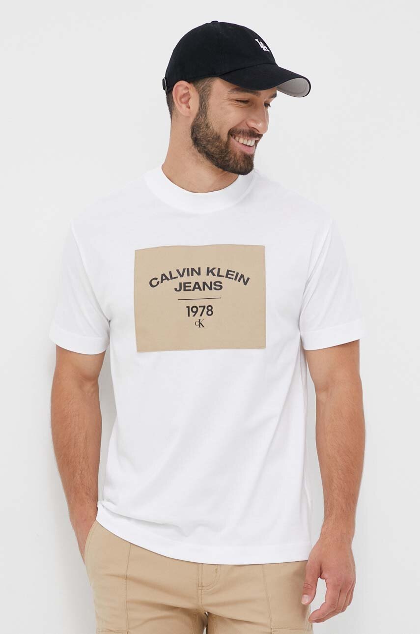 

Памучна тениска Calvin Klein Jeans в бяло с принт, Бял