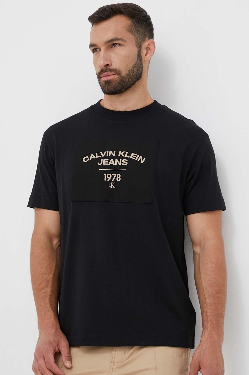 

Памучна тениска Calvin Klein Jeans в черно с принт, Черен