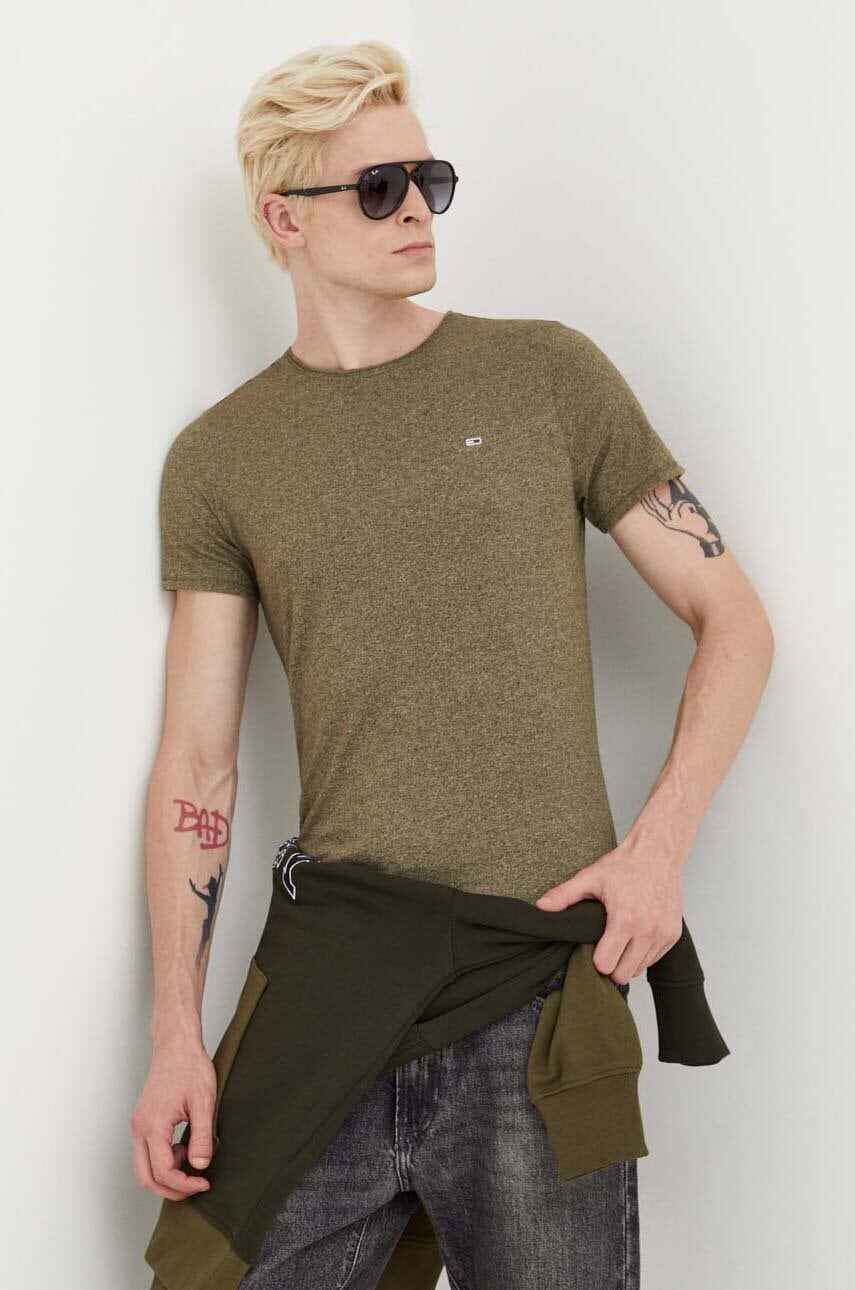 Levně Tričko Tommy Jeans zelená barva