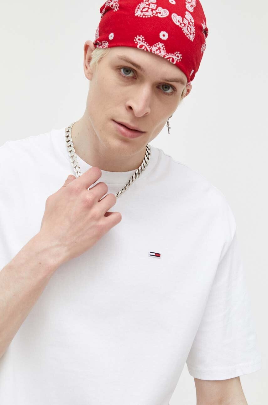 

Хлопковая футболка Tommy Jeans цвет белый однотонный