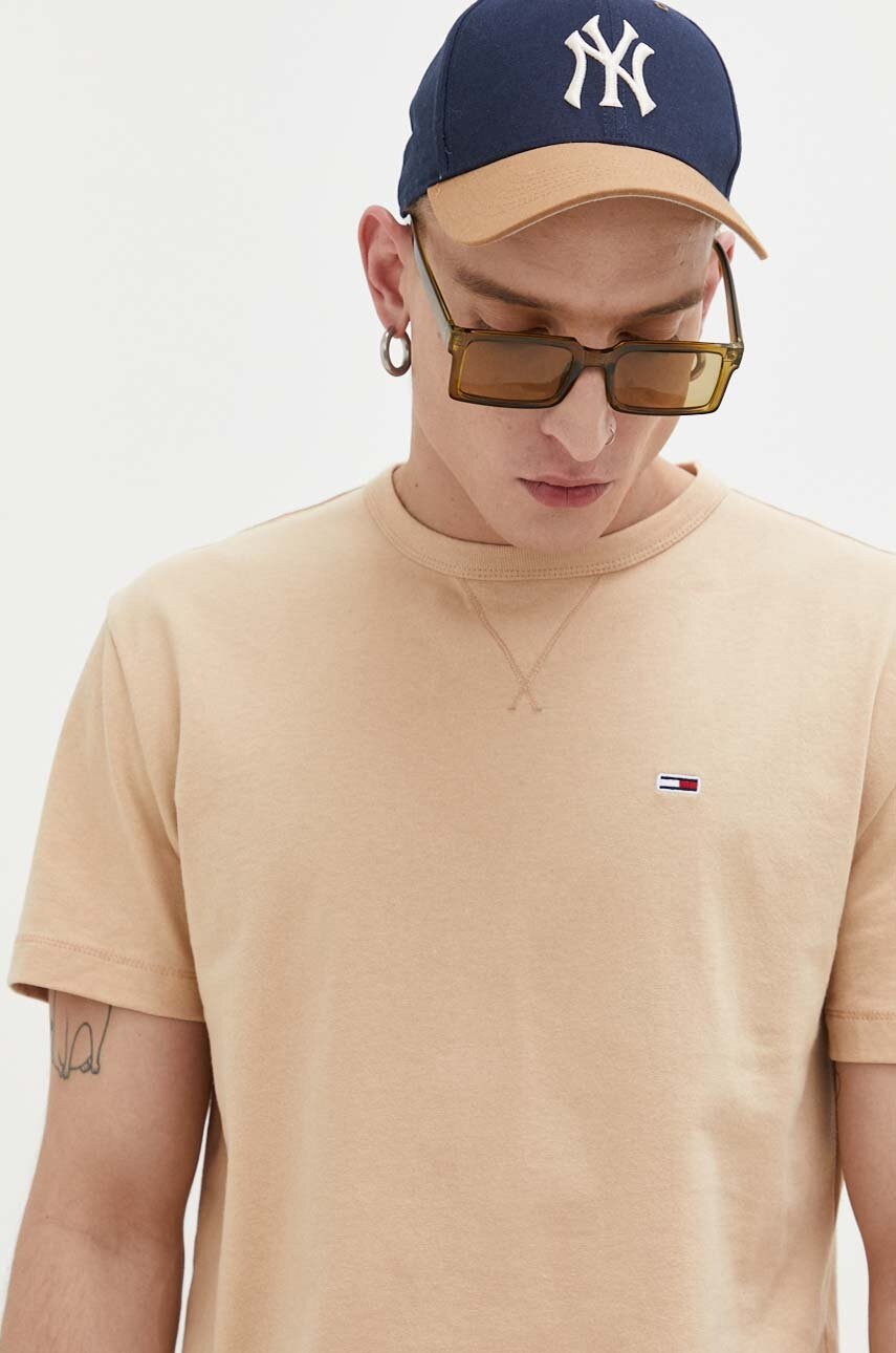 

Хлопковая футболка Tommy Jeans цвет бежевый с аппликацией
