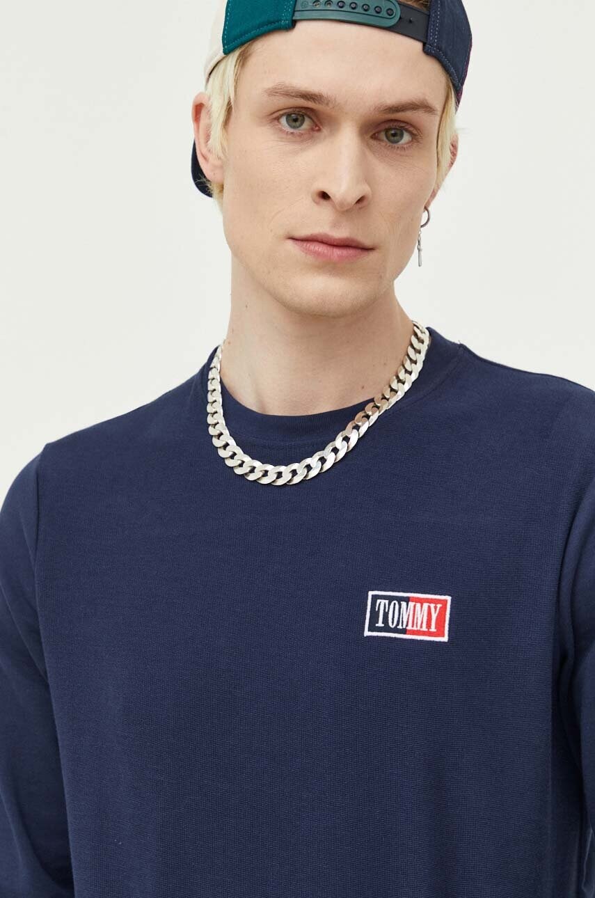

Хлопковый лонгслив Tommy Jeans цвет синий с аппликацией
