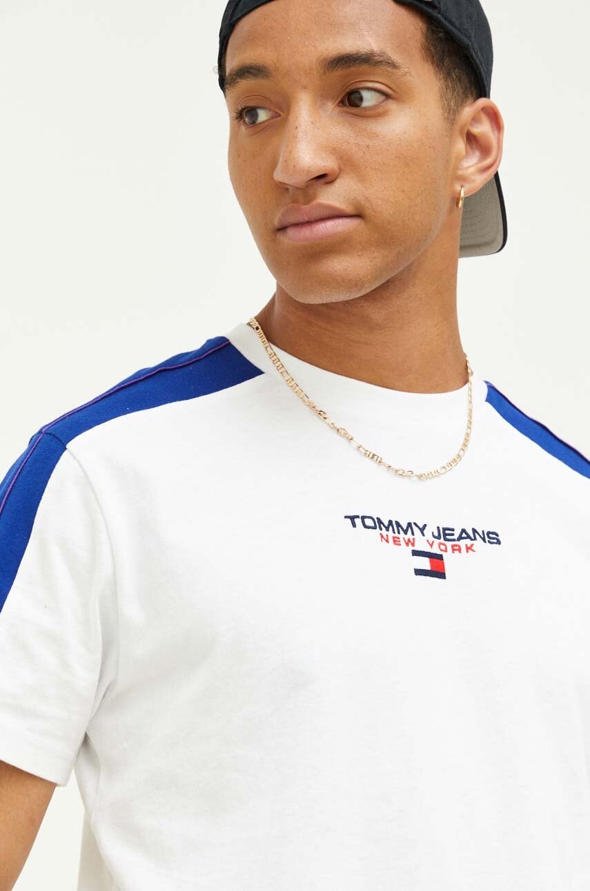 

Хлопковая футболка Tommy Jeans цвет белый с аппликацией