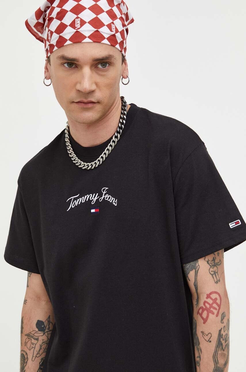 

Хлопковая футболка Tommy Jeans цвет чёрный с аппликацией