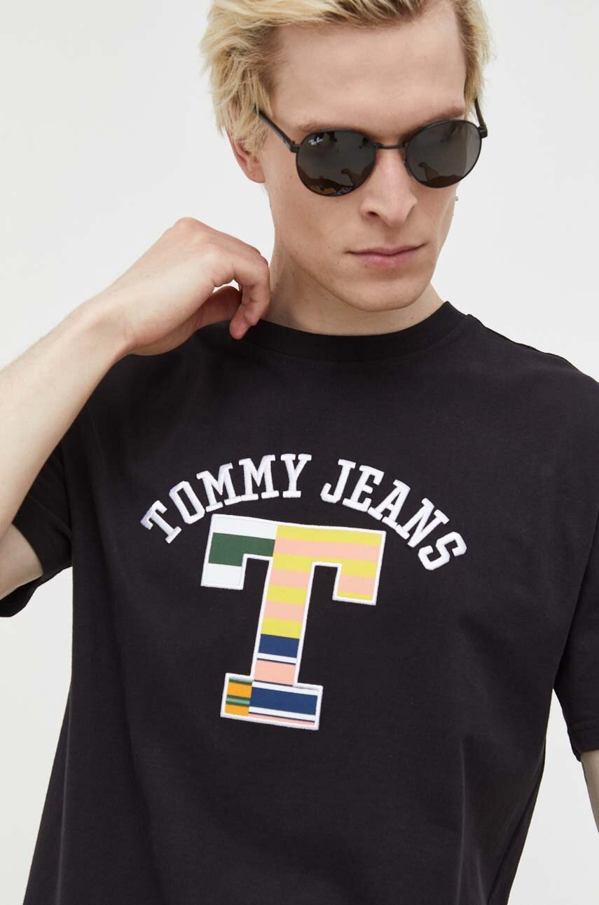 

Памучна тениска Tommy Jeans в черно с апликация, Черен