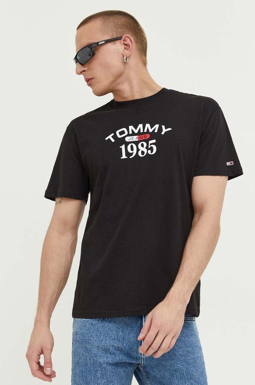 

Памучна тениска Tommy Jeans в черно с принт, Черен