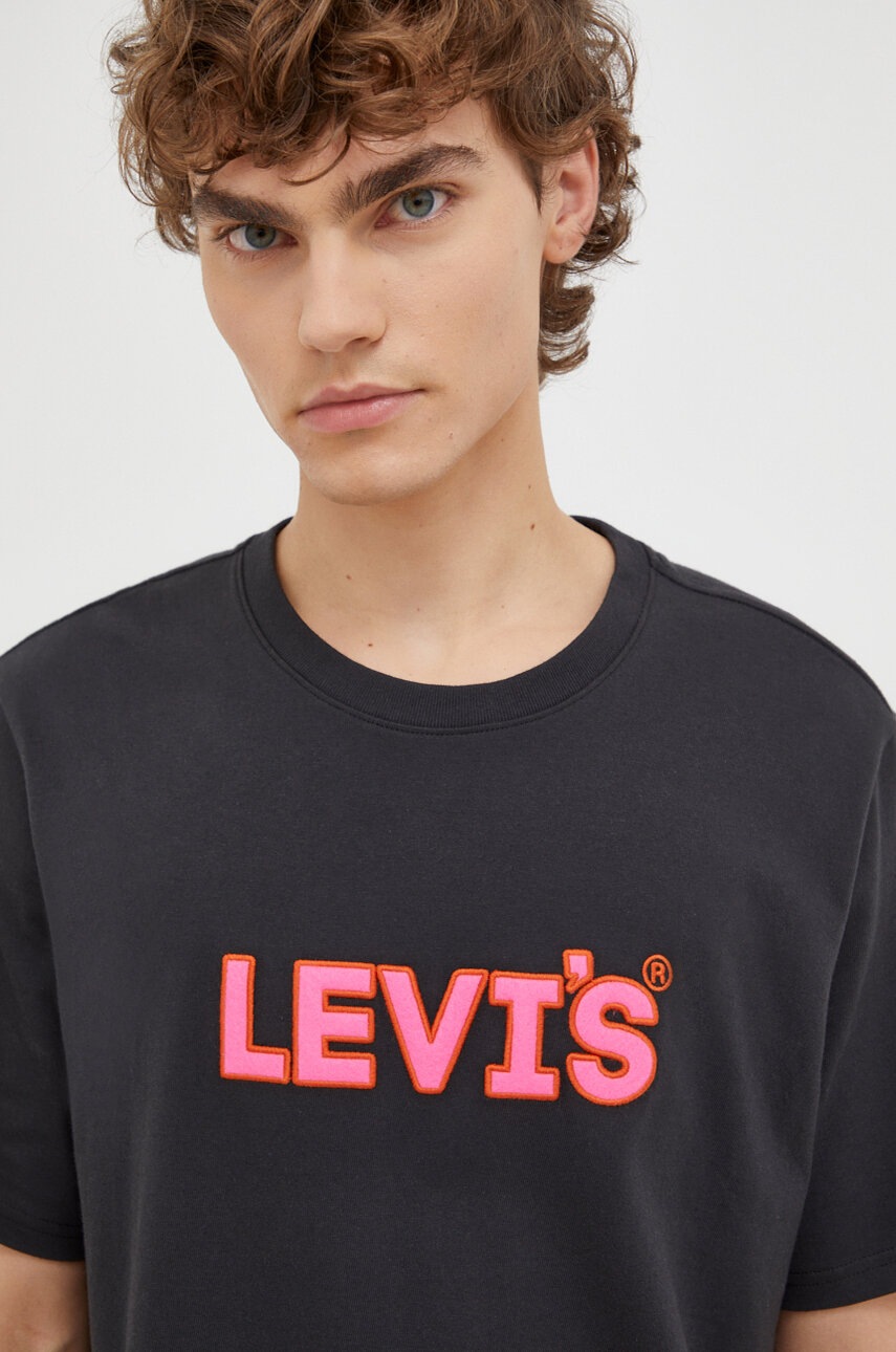 

Памучна тениска Levi' в черно с апликация, Черен