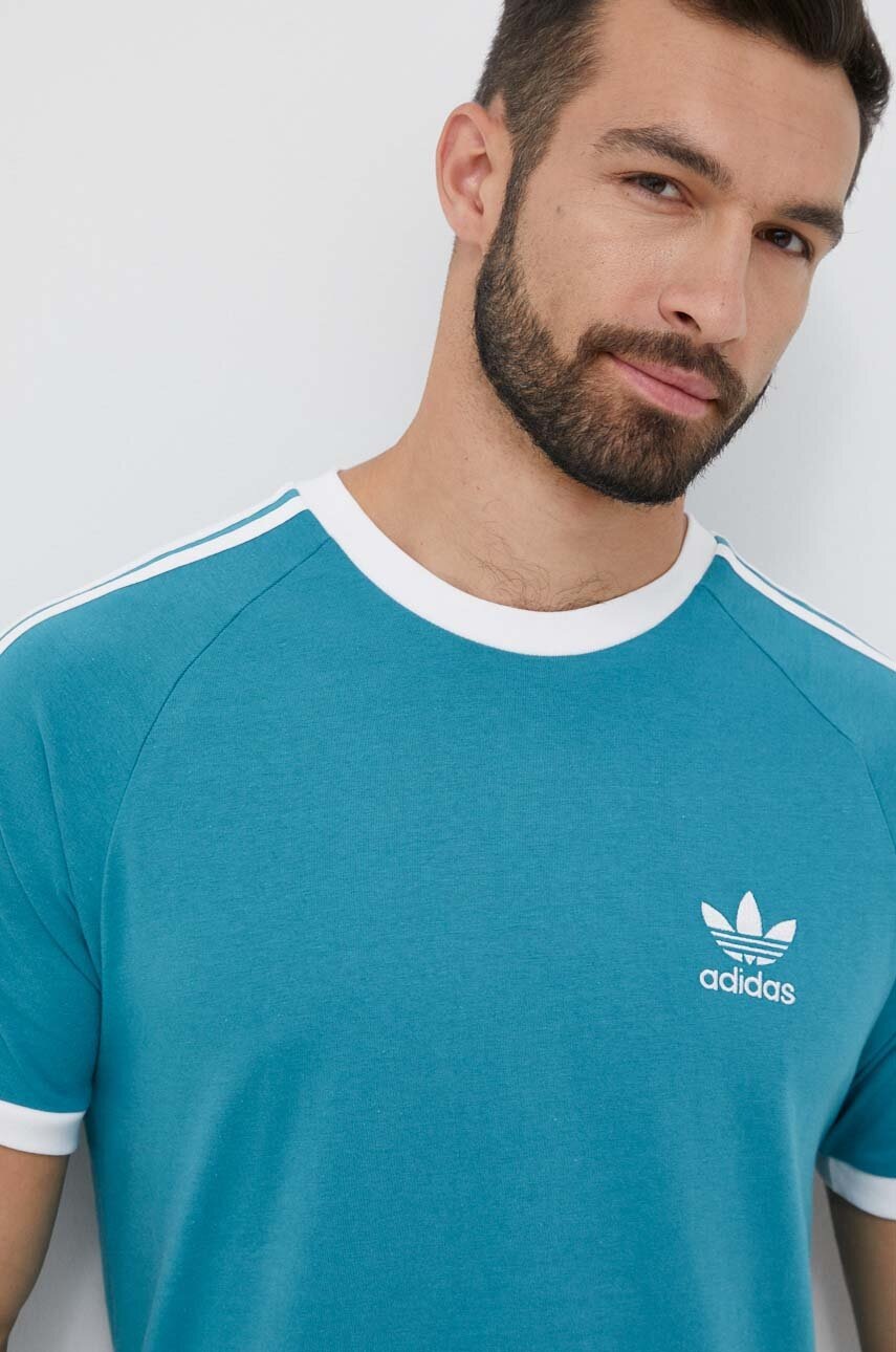 

Хлопковая футболка adidas Originals цвет бирюзовый с аппликацией