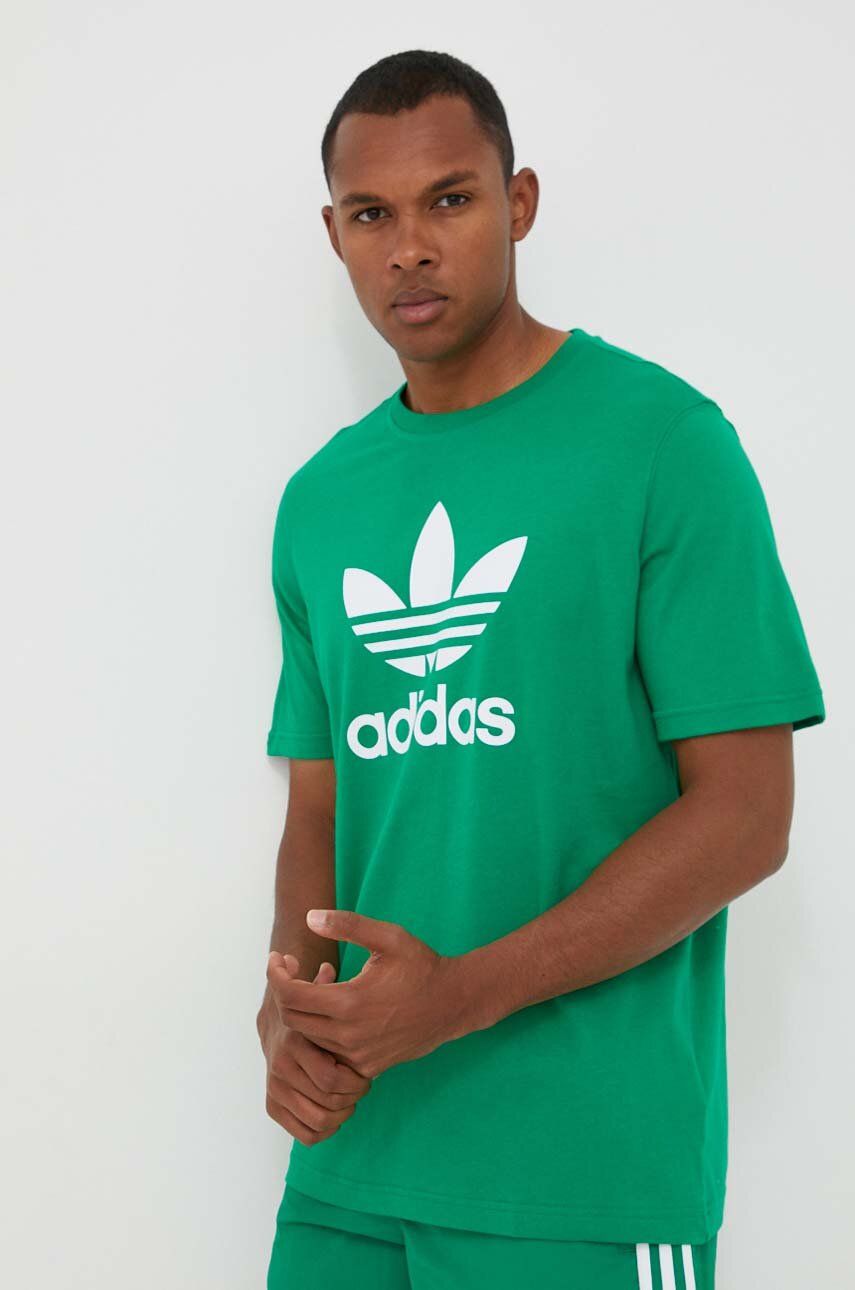 Levně Bavlněné tričko adidas Originals zelená barva, s potiskem