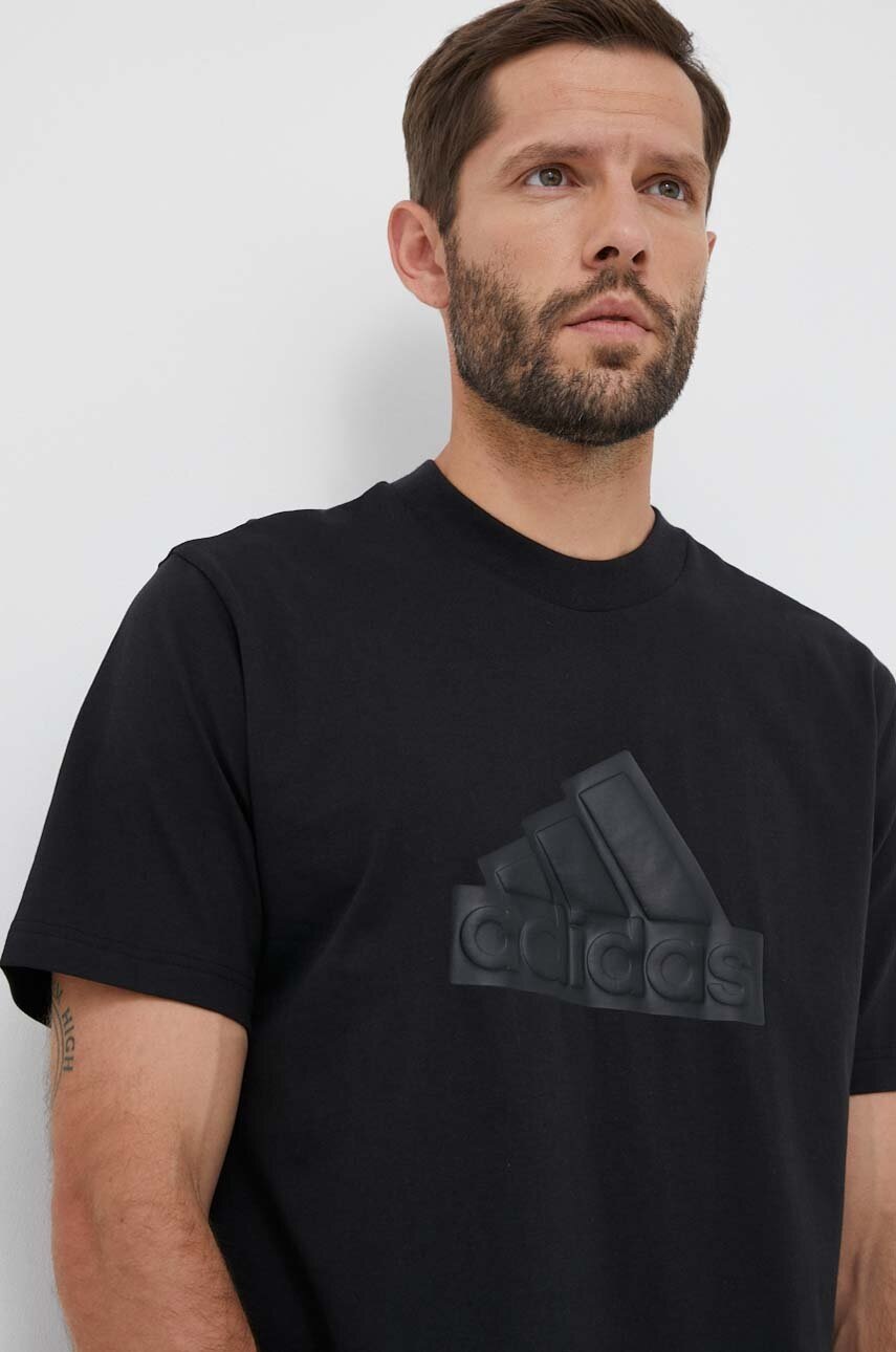 

Памучна тениска adidas в черно с принт, Черен