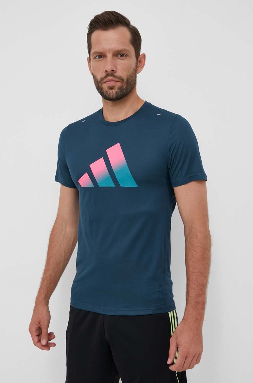 Levně Běžecké tričko adidas Performance Run Icons tyrkysová barva, s potiskem