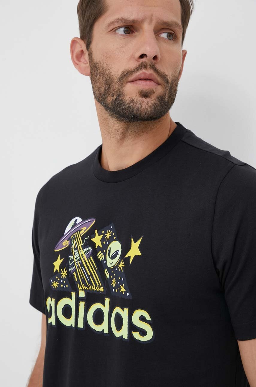

Хлопковая футболка adidas цвет чёрный с принтом