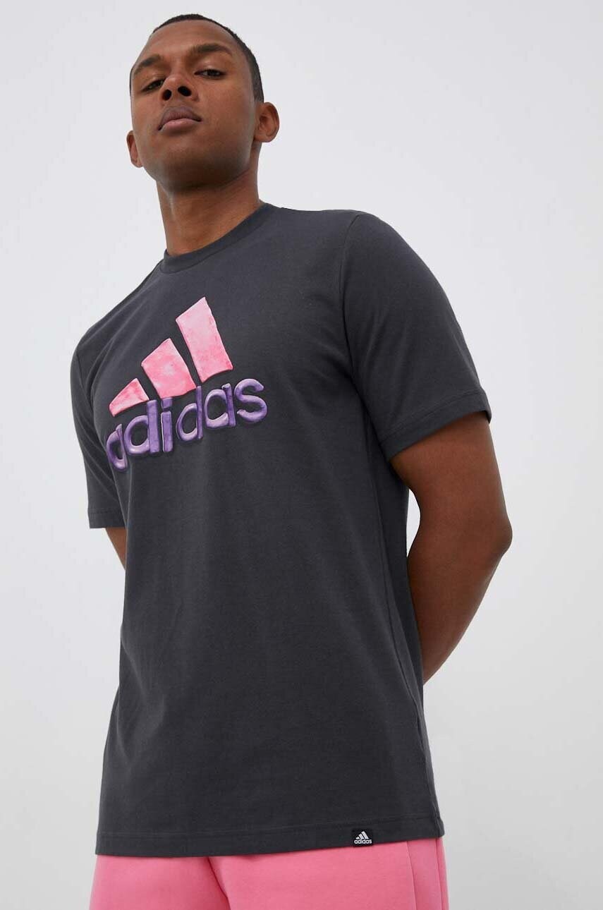 

Хлопковая футболка adidas цвет серый с принтом