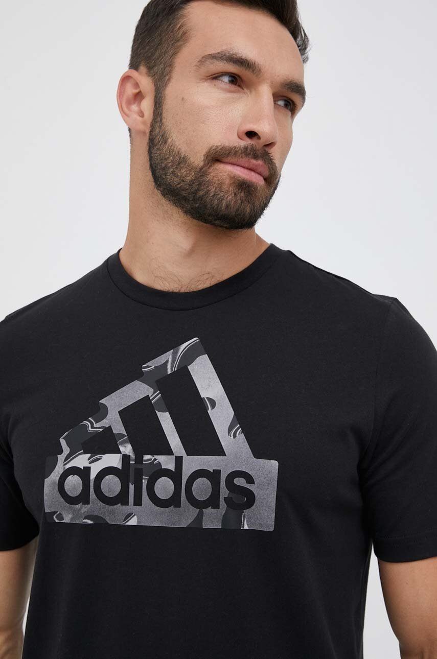 

Памучна тениска adidas в черно с принт, Черен