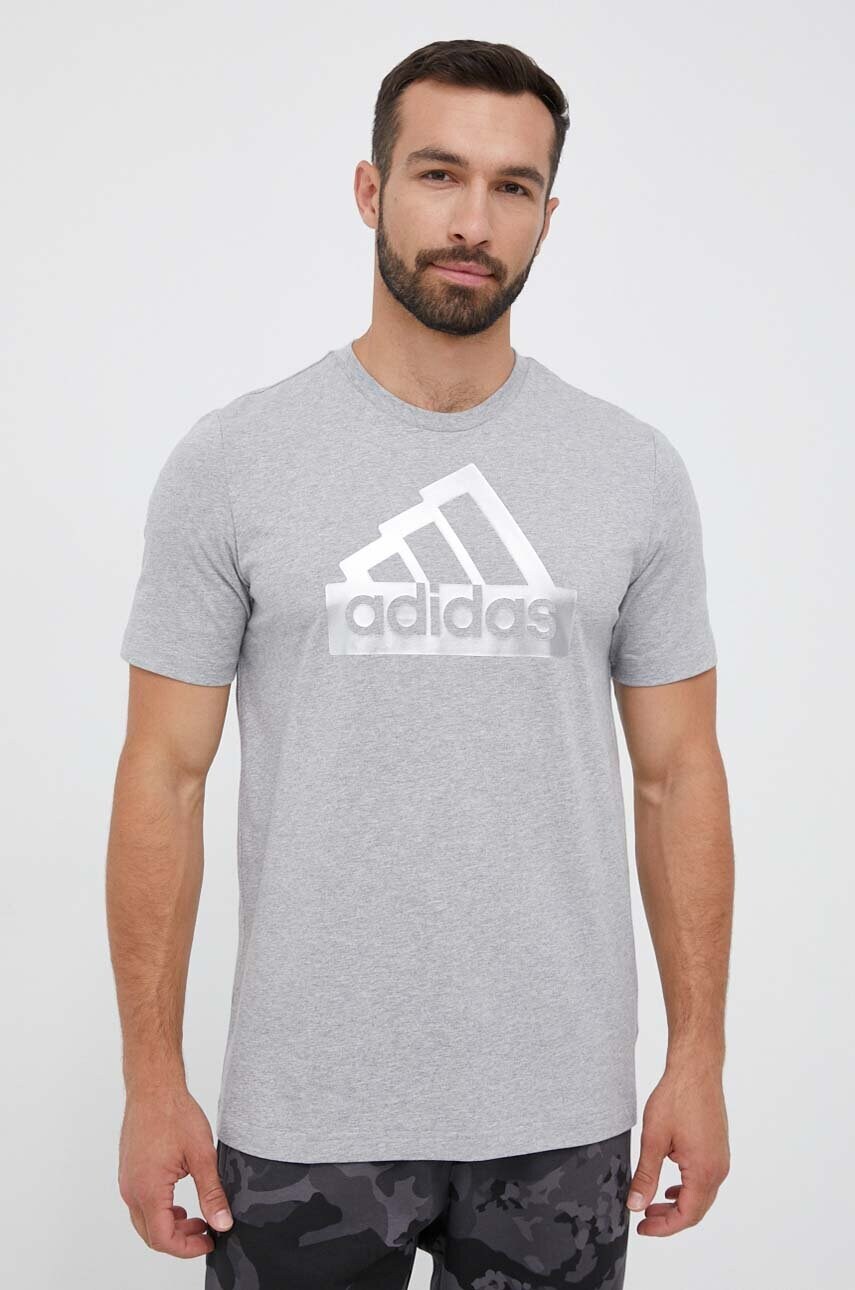 

Хлопковая футболка adidas цвет серый с принтом