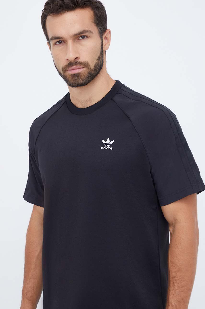 Tričko adidas Originals černá barva, s aplikací - černá - Hlavní materiál: 100 % Recyklovaný polyest
