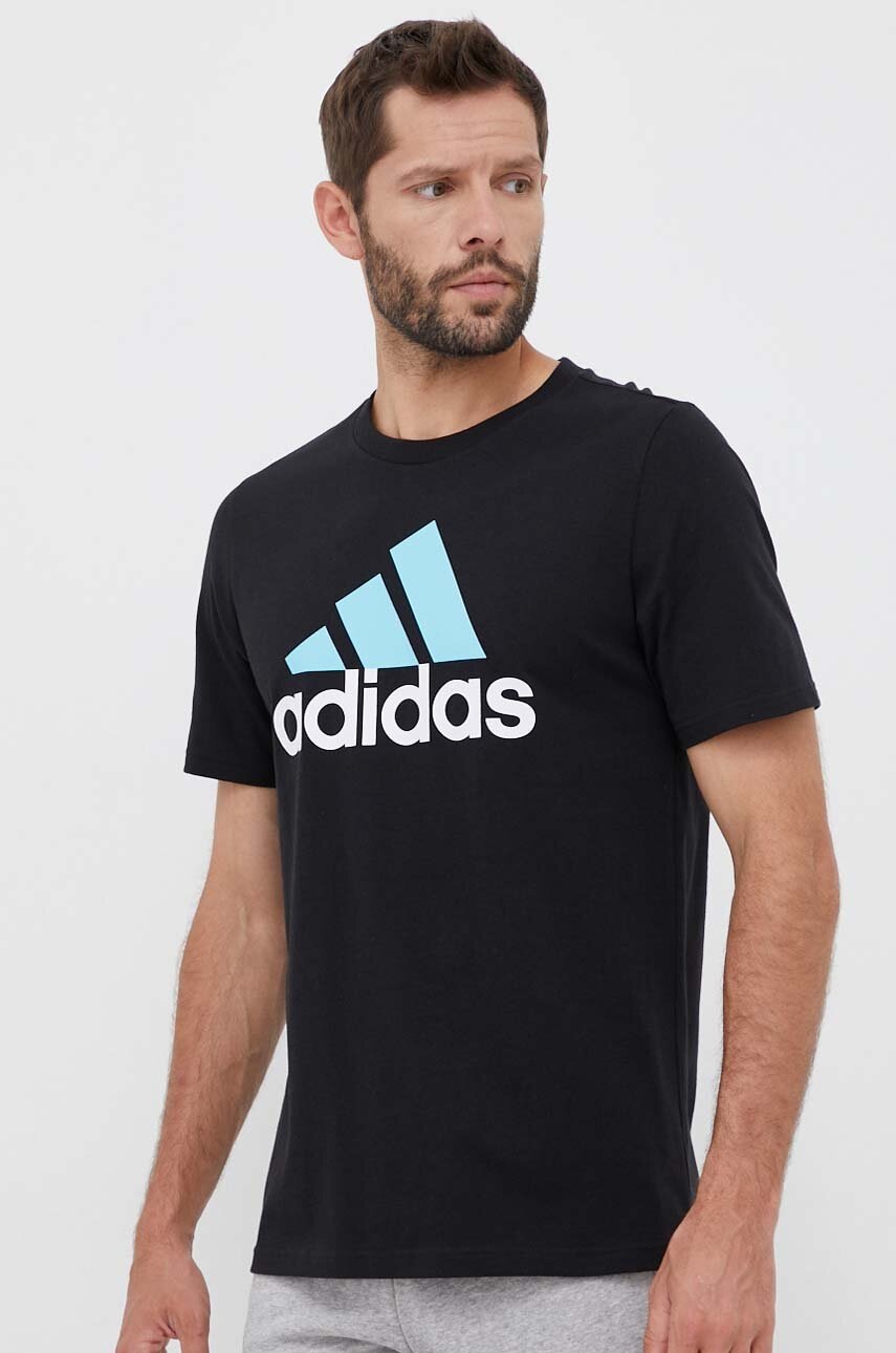 

Хлопковая футболка adidas цвет чёрный с принтом