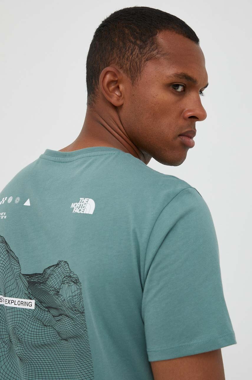 

Футболка The North Face чоловічий колір зелений з принтом