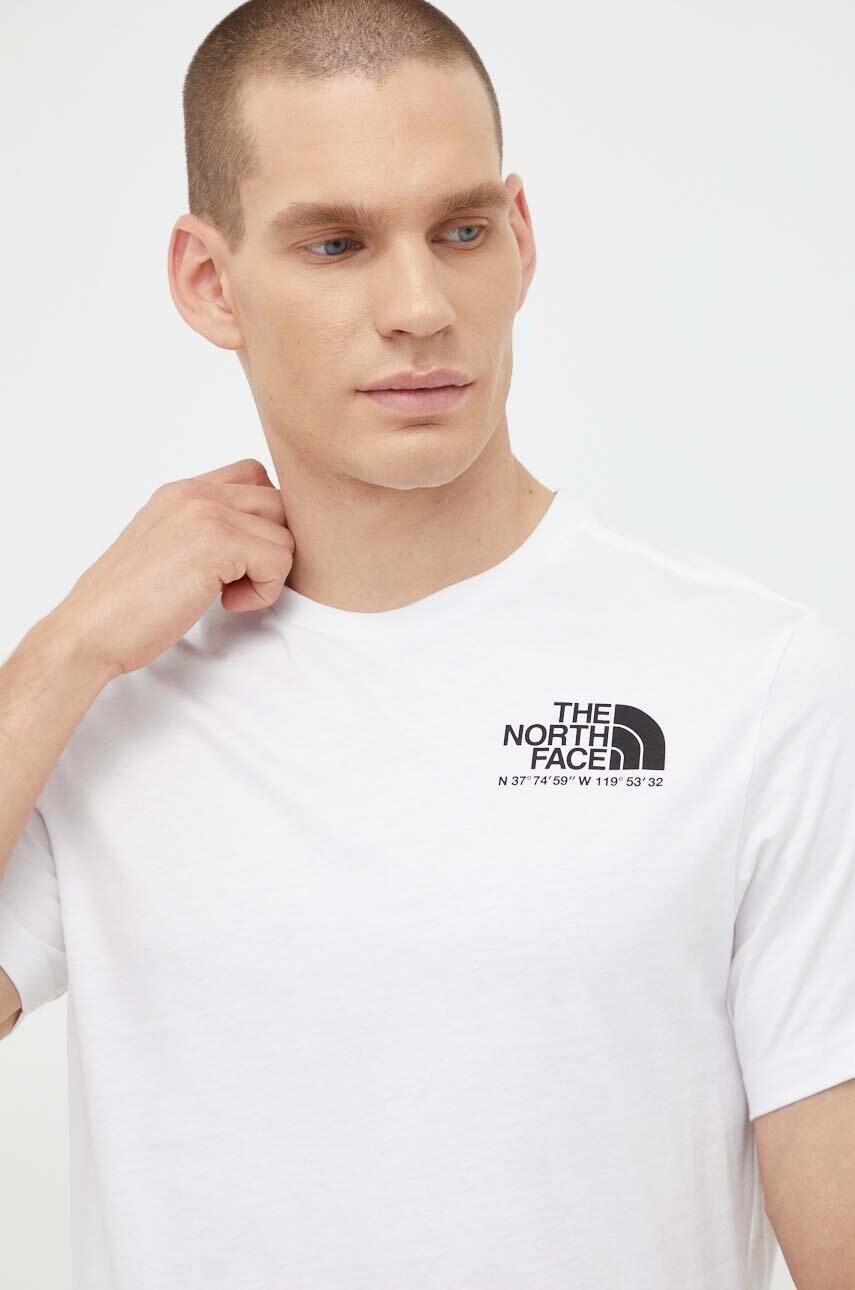 

Хлопковая футболка The North Face цвет белый с принтом