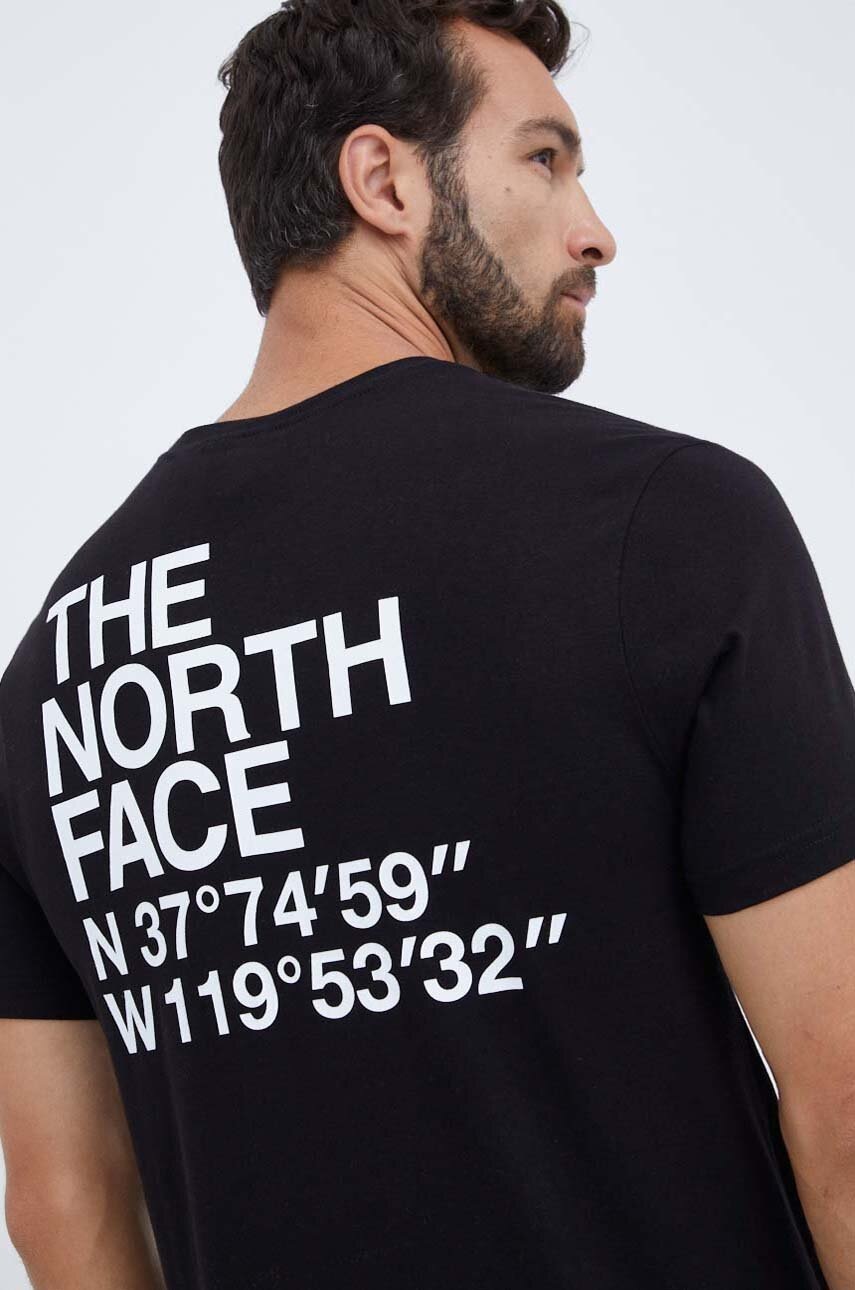 

Хлопковая футболка The North Face цвет чёрный с принтом