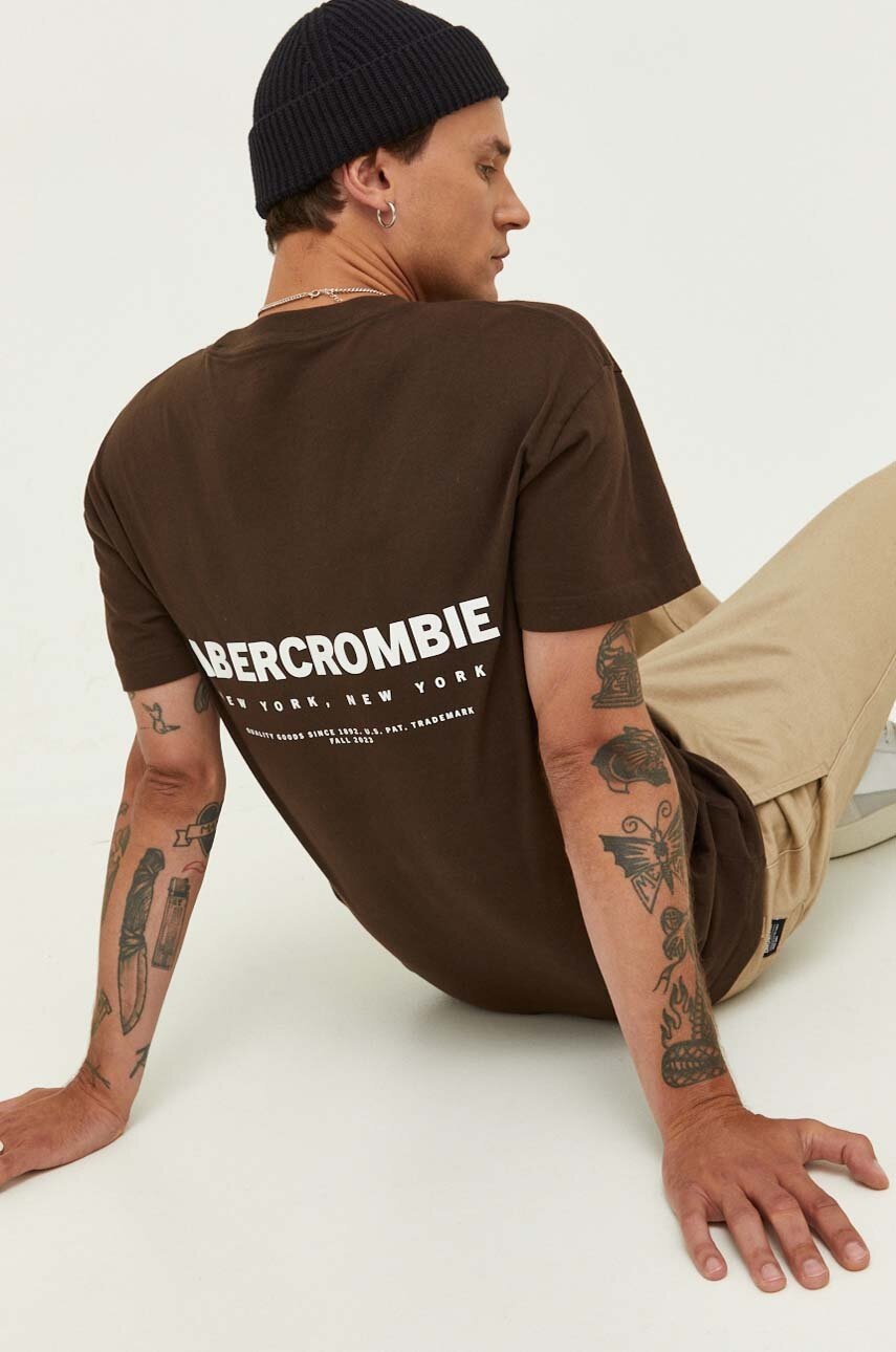 

Памучна тениска Abercrombie & Fitch в кафяво с принт, Кафяв