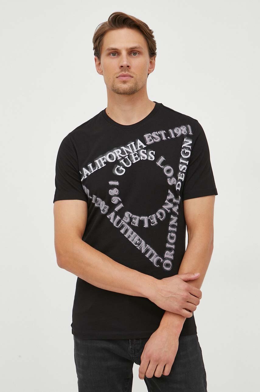

Хлопковая футболка Guess цвет чёрный с принтом