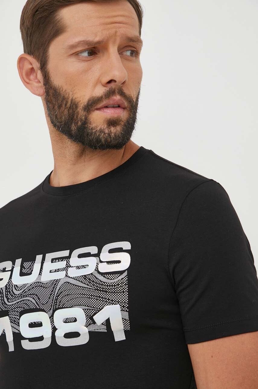 

Тениска Guess в черно с десен, Черен