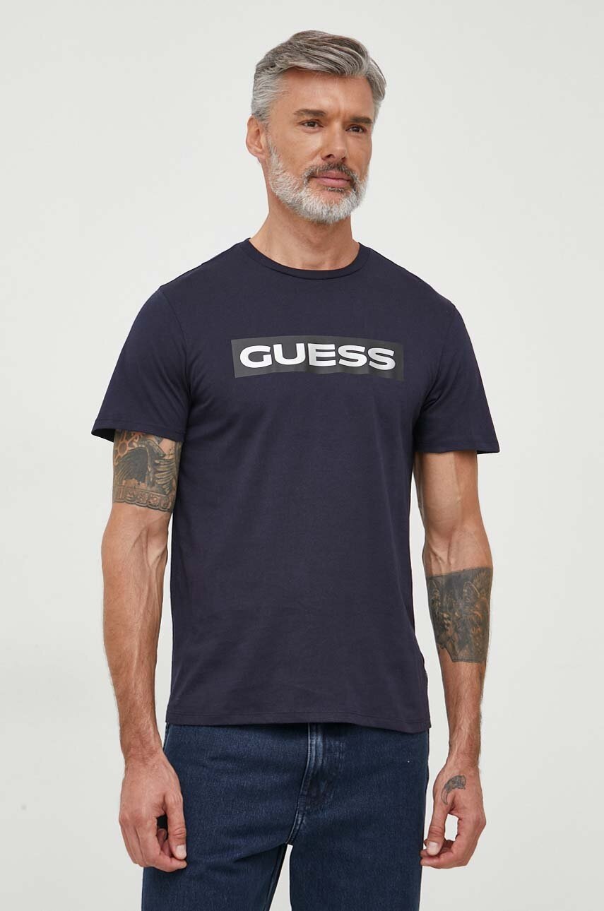 

Бавовняна футболка Guess чоловічий колір синій з принтом