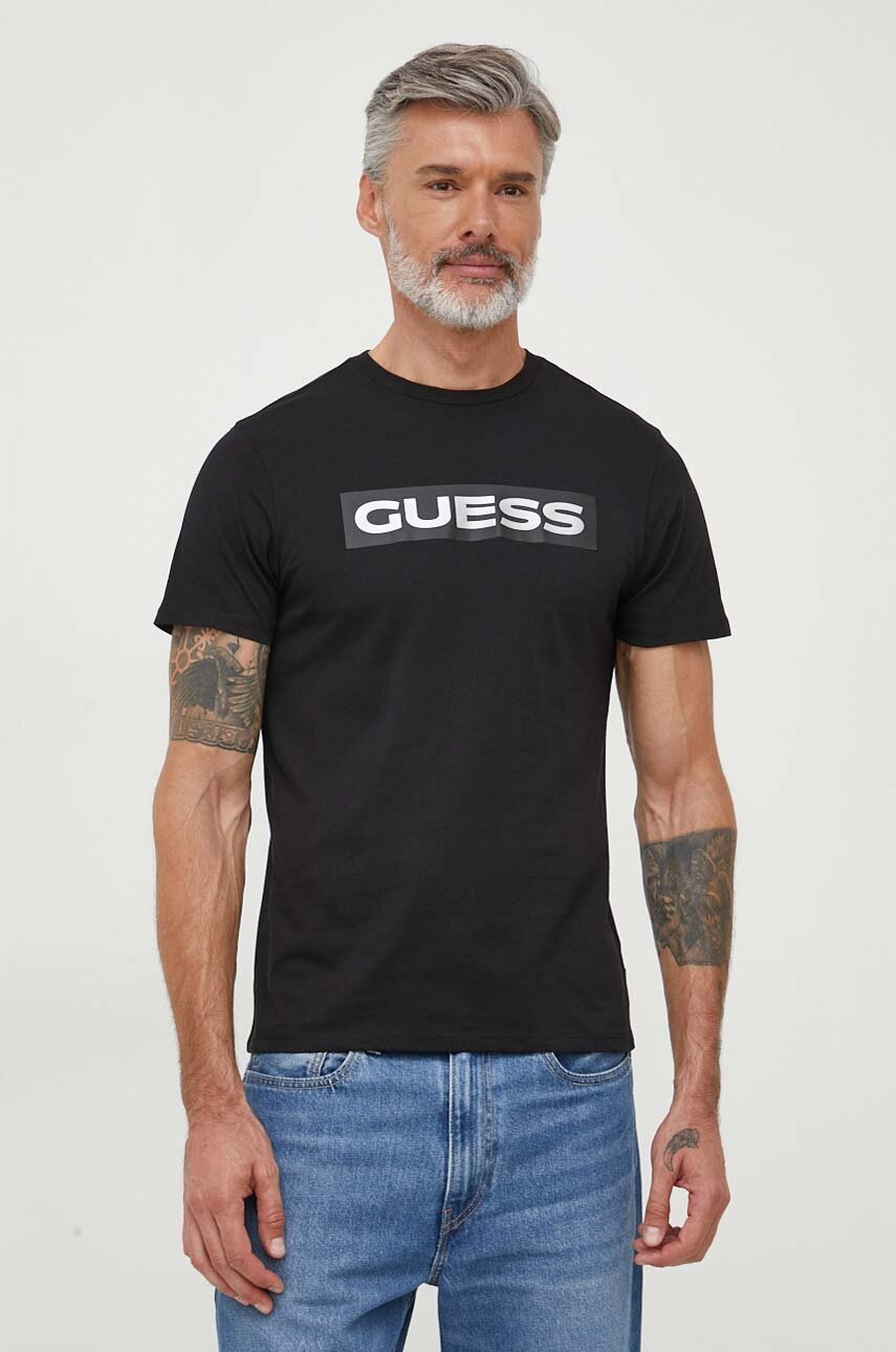 

Хлопковая футболка Guess мужской цвет чёрный с принтом