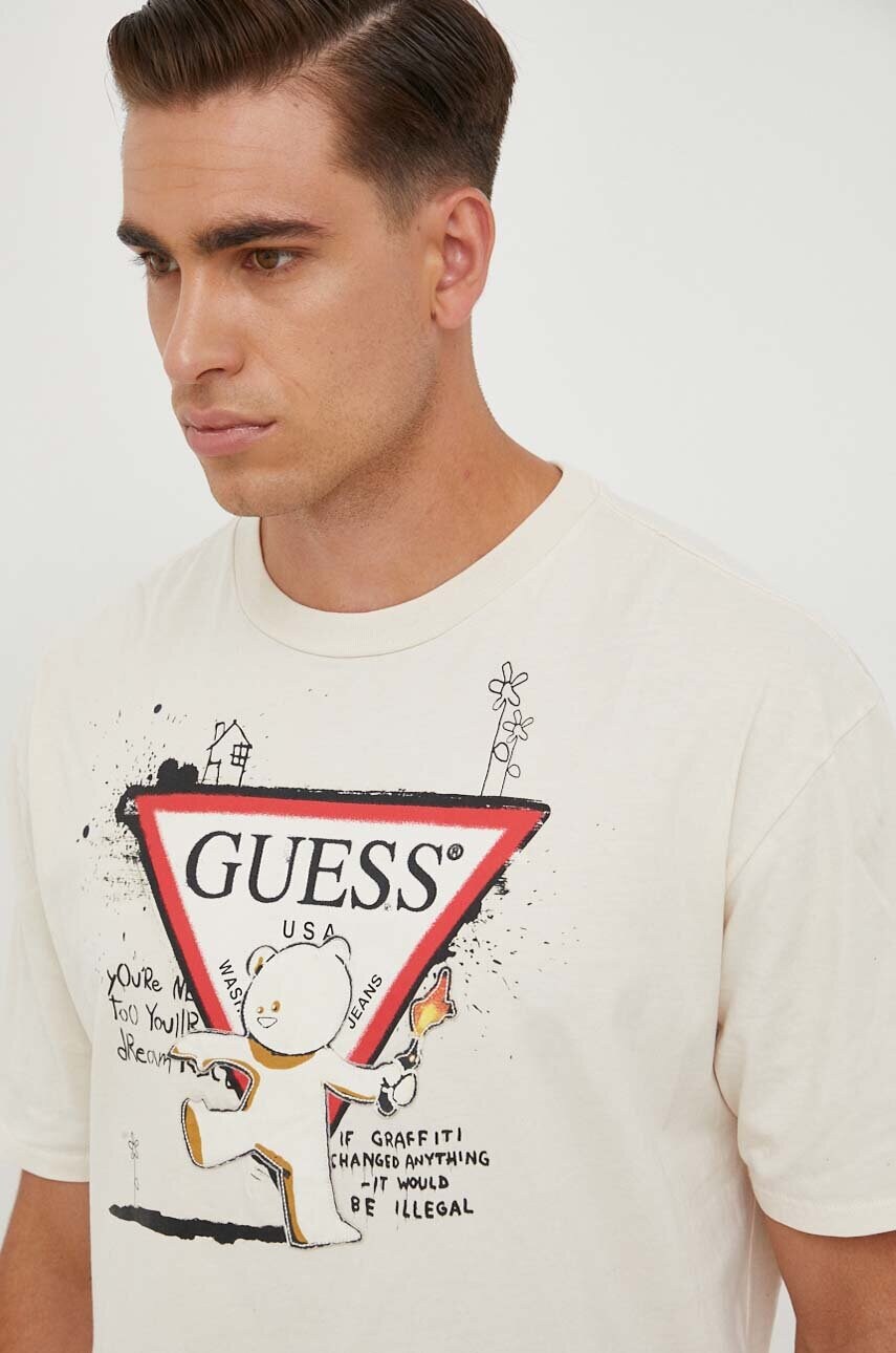 

Хлопковая футболка Guess Guess x Banksy мужская цвет бежевый с принтом