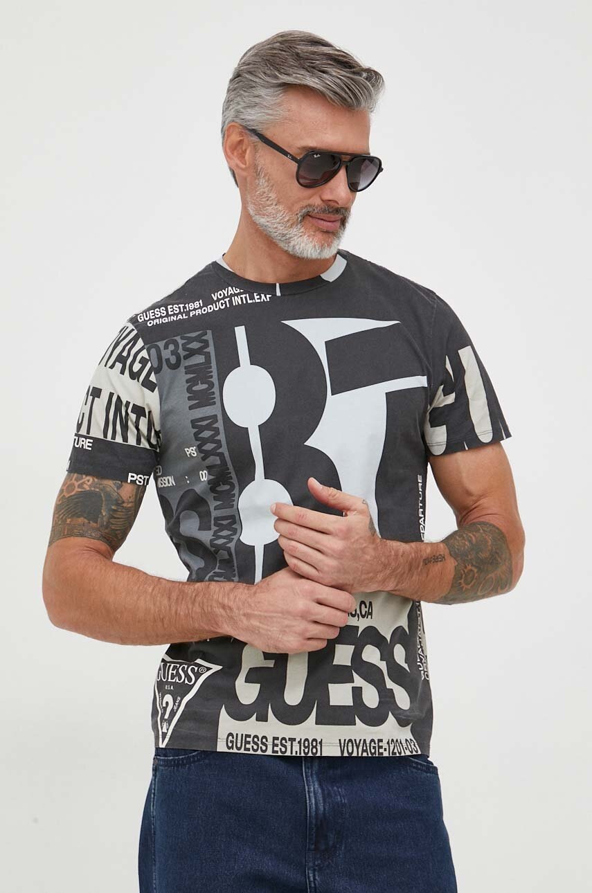 

Хлопковая футболка Guess мужской цвет серый узорный