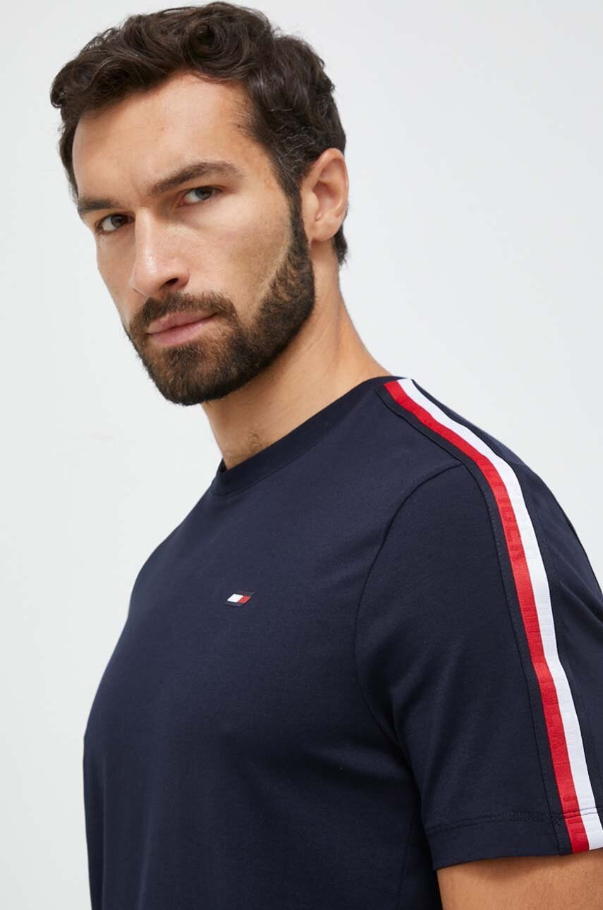 

Футболка Tommy Hilfiger мужской цвет синий однотонный