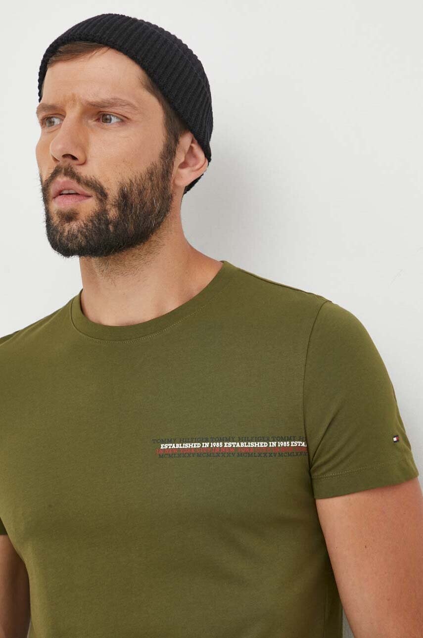

Хлопковая футболка Tommy Hilfiger цвет зелёный с принтом