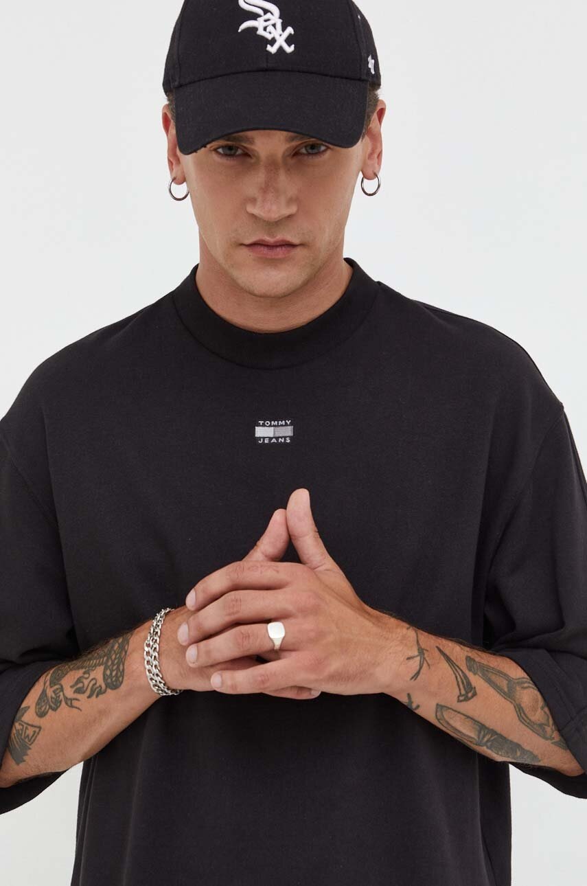 

Бавовняна футболка Tommy Jeans колір чорний з аплікацією