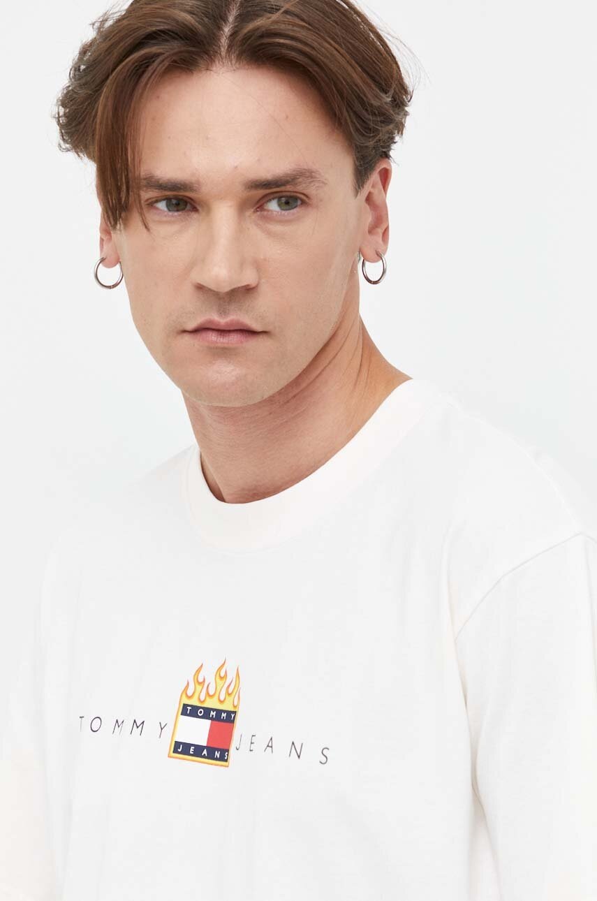 

Хлопковая футболка Tommy Jeans мужской цвет бежевый с принтом