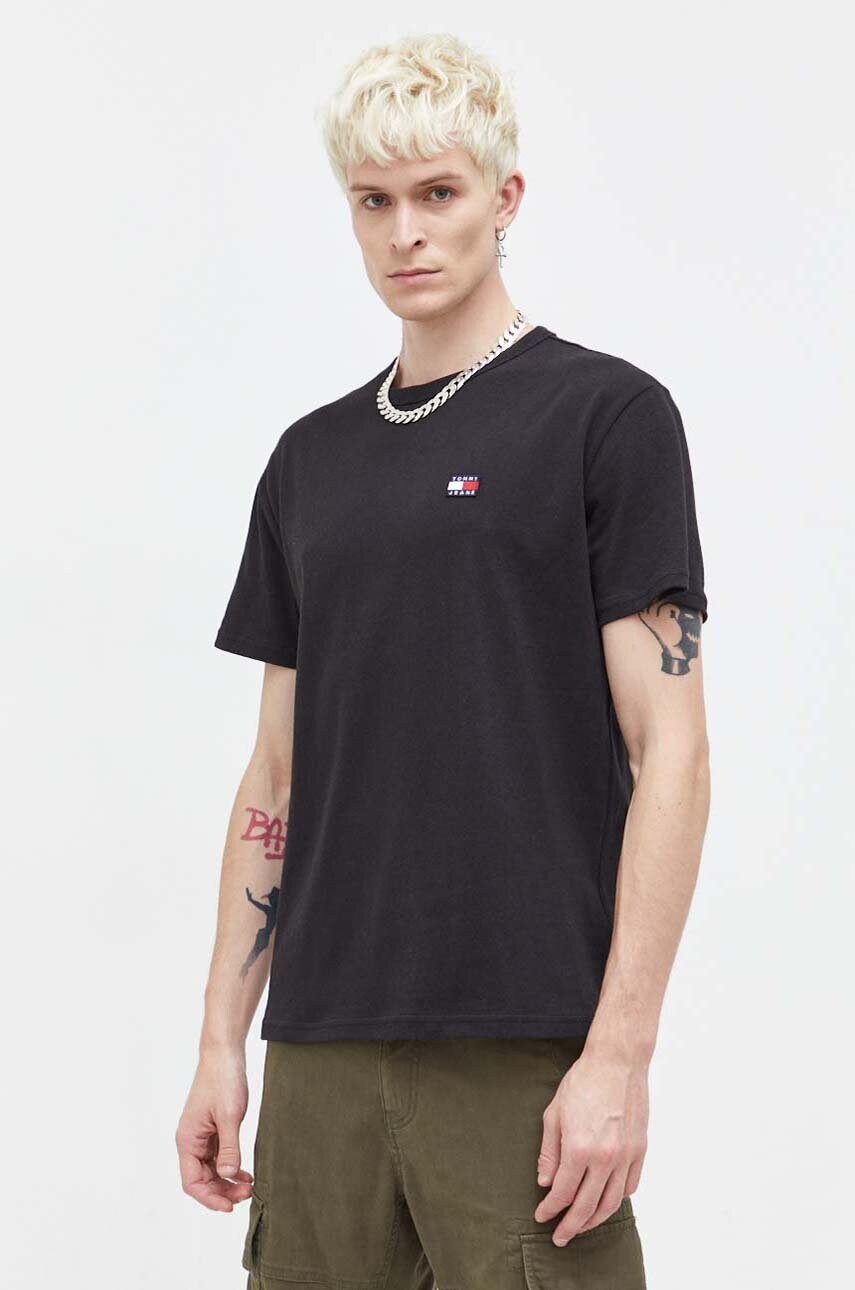 

Памучна тениска Tommy Jeans в черно с апликация, Черен