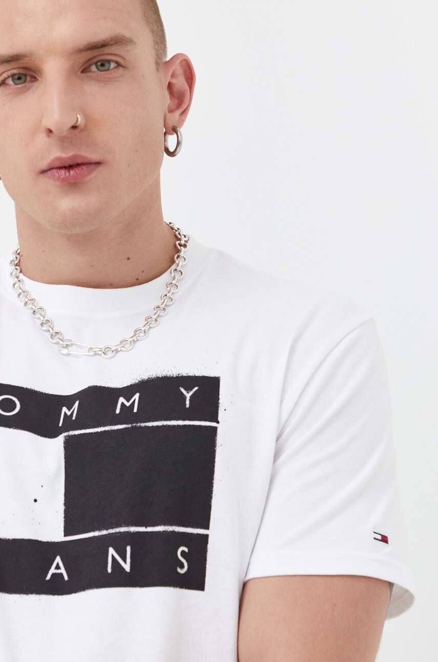 

Хлопковая футболка Tommy Jeans цвет белый с принтом