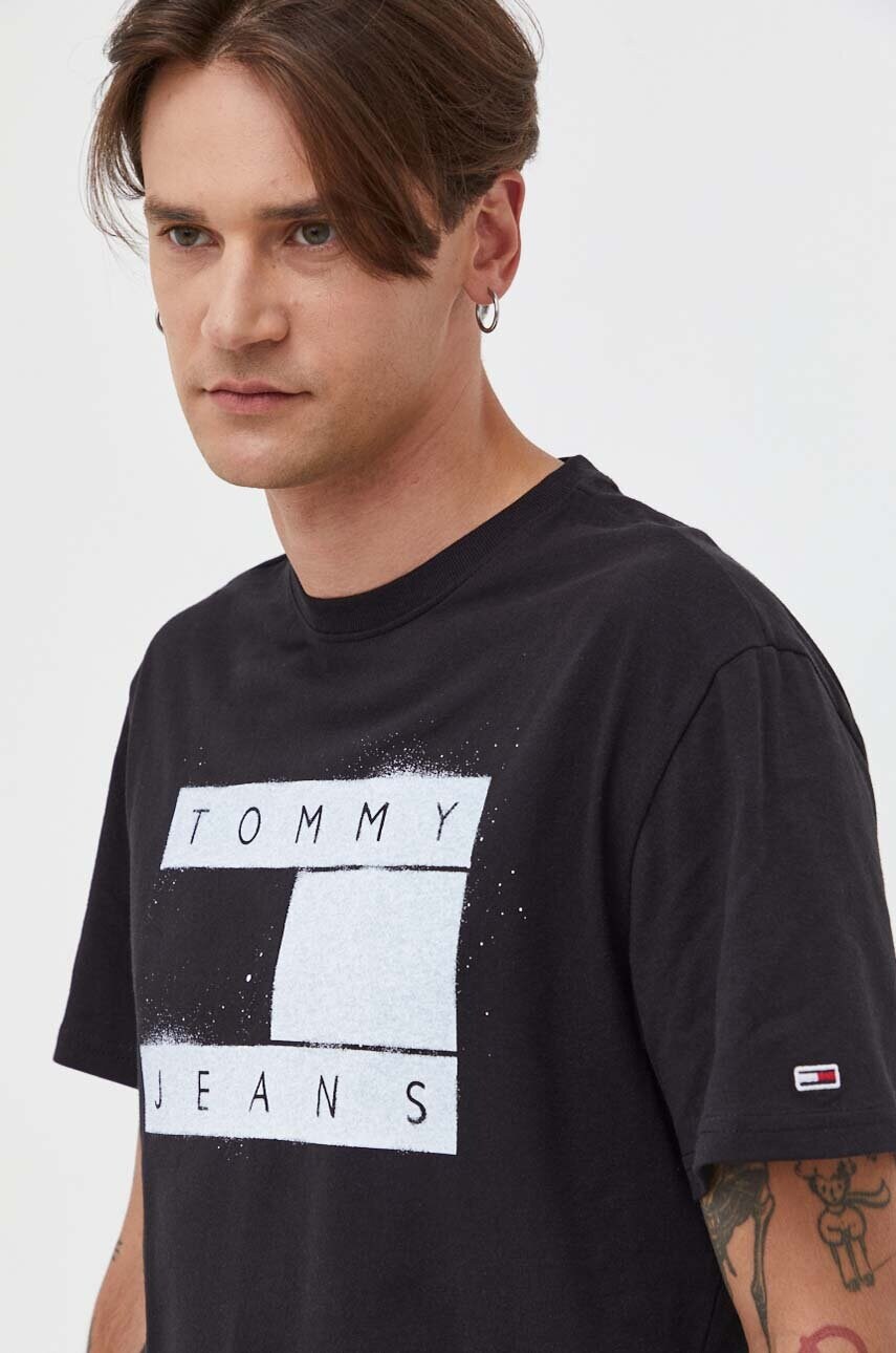 

Хлопковая футболка Tommy Jeans цвет чёрный с принтом