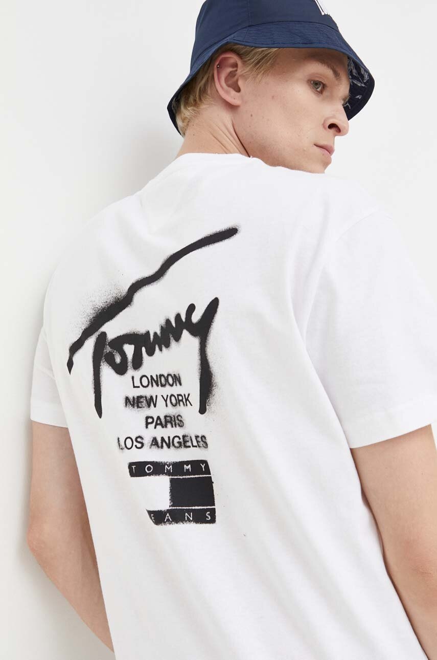 

Памучна тениска Tommy Jeans в бяло с принт, Бял