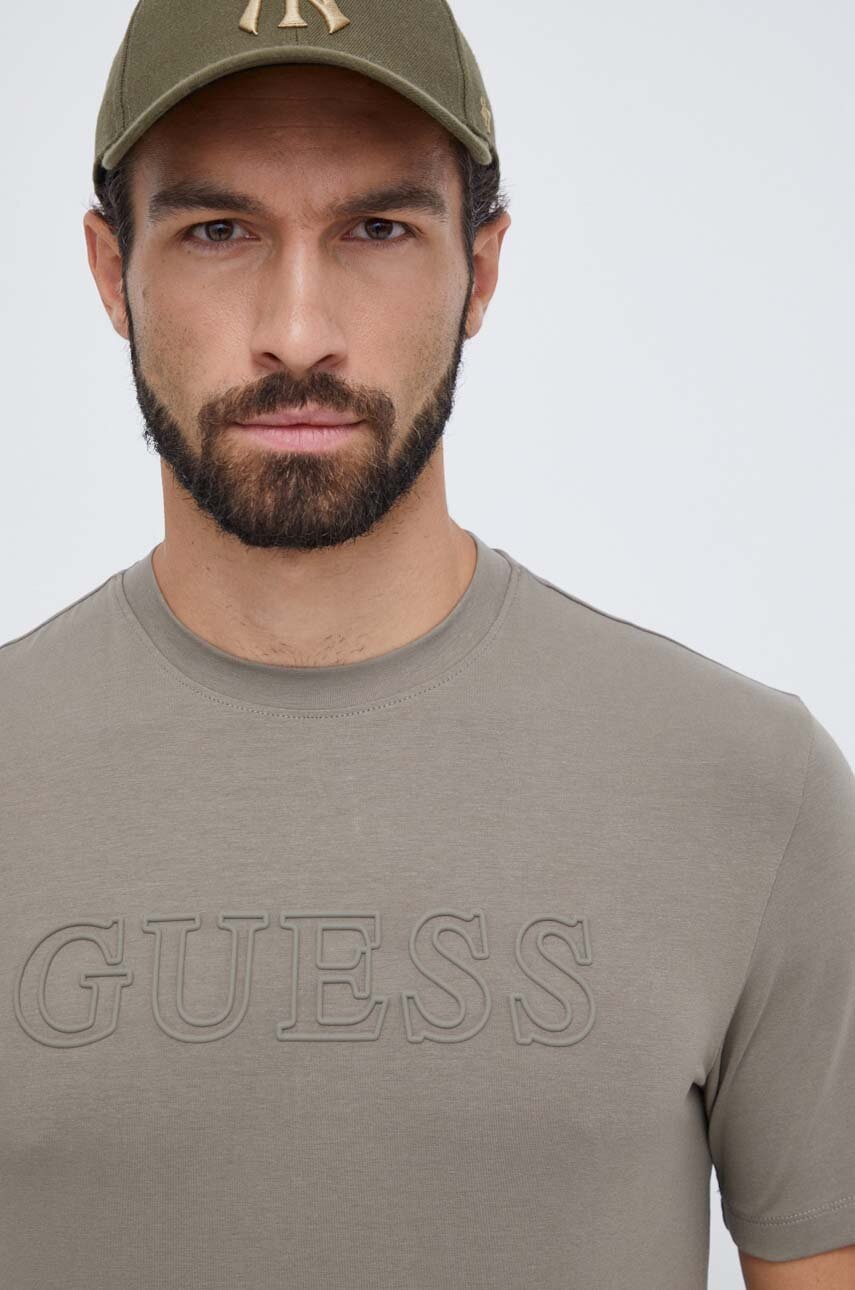 

Футболка Guess мужской цвет зелёный с аппликацией