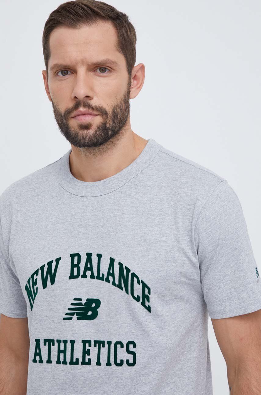 Bavlněné tričko New Balance šedá barva, s aplikací - šedá - Hlavní materiál: 100 % Bavlna Staho