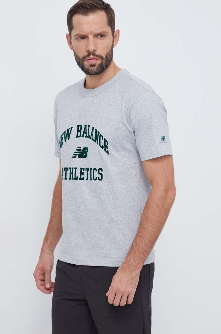Βαμβακερό μπλουζάκι New Balance ανδρικά, χρώμα: γκρι φωτογραφία