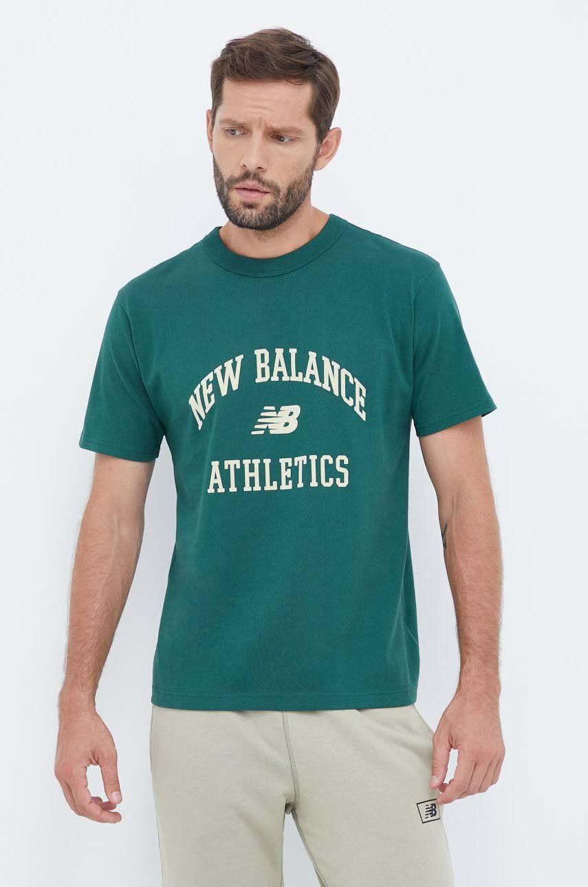 Bavlněné tričko New Balance zelená barva, s potiskem - zelená -  Hlavní materiál: 100 % Bavlna
